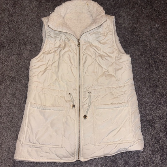 Francesca's Collections Ivory Quilted Vest - Picture 1 of 2